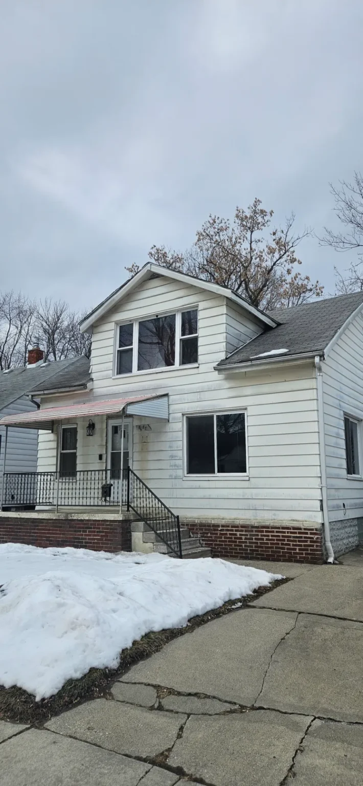 White bungalow with a new roof installed by T&M Roofing in Metro Detroit