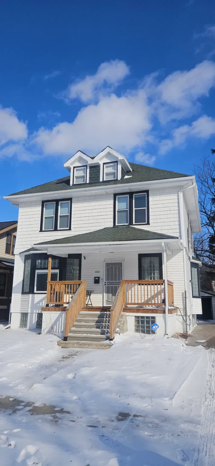White colonial home with new roof – T&M Roofing project